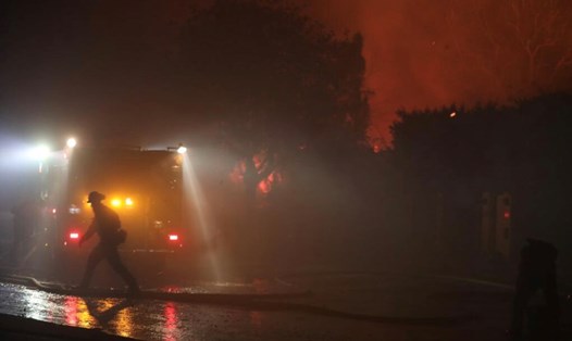 Gió mạnh quay trở lại khiến cháy rừng tại Los Angeles (Mỹ) ngày càng lan rộng. Ảnh: Xinhua