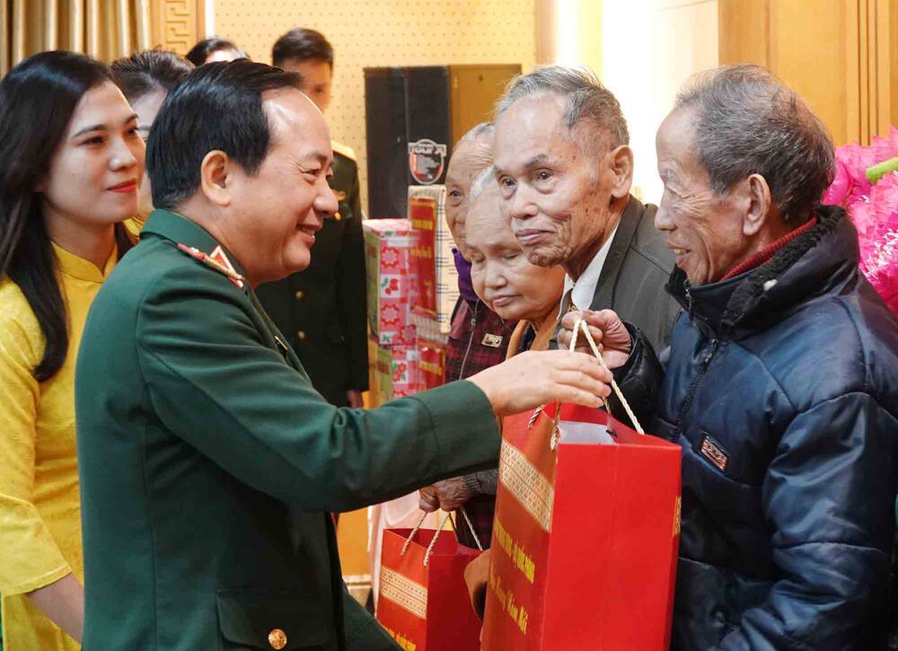 Senior Lieutenant General Trinh Van Quyet - Secretary of the Party Central Committee, Standing Member of the Central Military Commission, Director of the General Department of Politics of the Vietnam People's Army presented gifts in Ha Tinh. Photo: Tran Tuan.