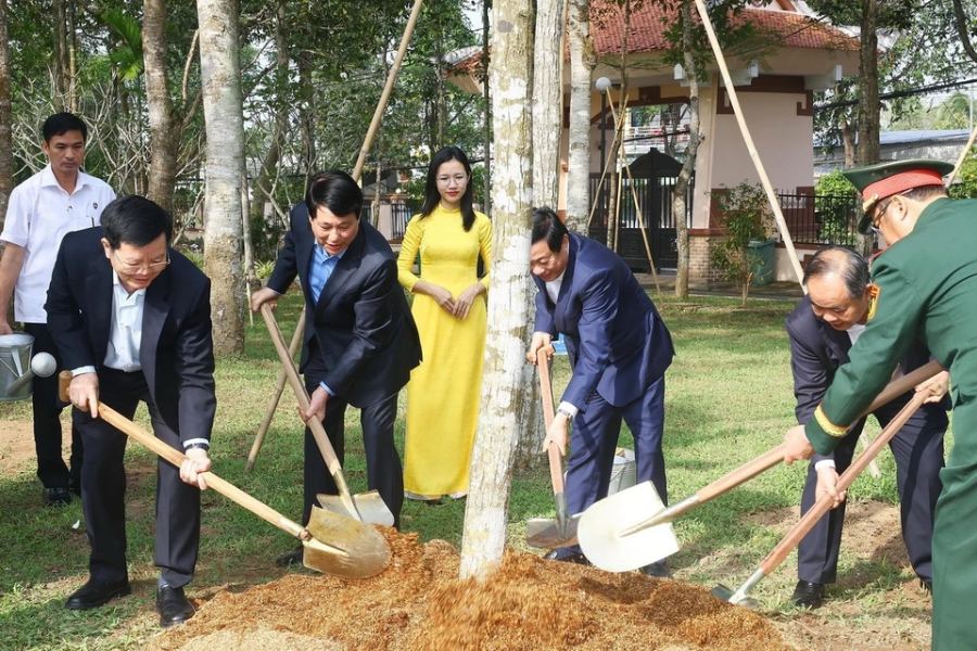 Chu tich nuoc Luong Cuong cung cac dai bieu trong cay luu niem tai Khu tuong niem. Anh: Lam Khanh/TTXVN