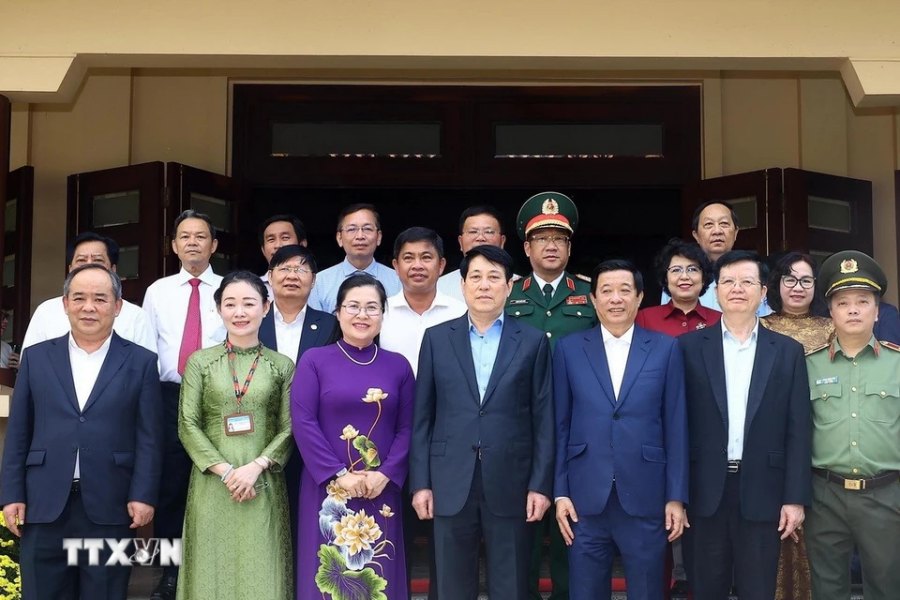 Chu tich nuoc Luong Cuong voi cac dai bieu tai Khu tuong niem Thu tuong Vo Van Kiet o Khom 2, thi tran Vung Liem, huyen Vung Liem. Anh: Lam Khanh/TTXVN 