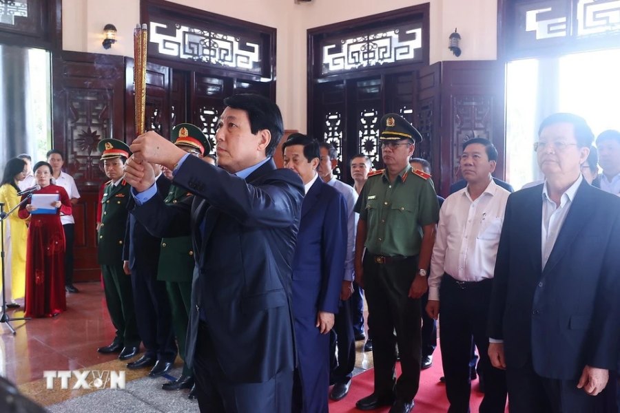 President Luong Cuong offers incense at the memorial site of Prime Minister Vo Van Kiet in Hamlet 2, Vung Liem town, Vung Liem district. Photo: Lam Khanh/VNA