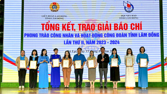 Union officials and members won the second “Lam Dong Workers’ Movement and Trade Union Activities” journalism award. Photo: D. Quynh