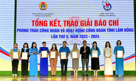 Cán bộ, đoàn viên công đoàn đạt giải báo chí “Phong trào công nhân và hoạt động công đoàn Lâm Đồng” lần II. Ảnh: D.Quỳnh