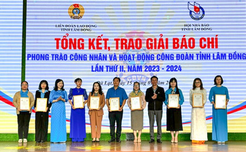 Union officials and members won the second “Lam Dong Workers’ Movement and Trade Union Activities” journalism award. Photo: D. Quynh