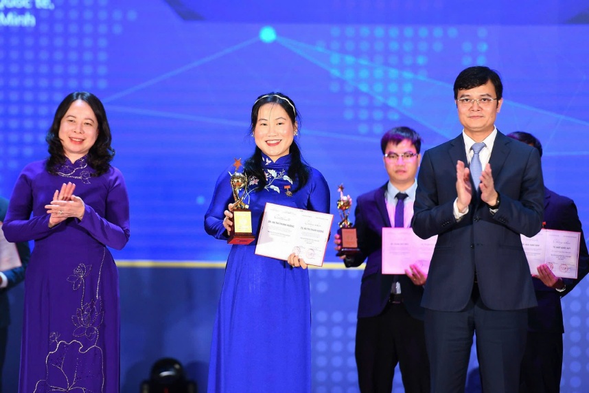 Dr. Ha Thi Thanh Huong received the 2023 Golden Globe Award. Photo: TUNG DINH