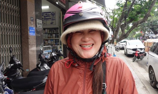 Người lao động xa quê vui mừng nhận vé xe về quê ăn Tết. Ảnh: Trần Thi