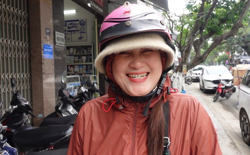 Workers far from home happily receive bus tickets to go home for Tet. Photo: Tran Thi