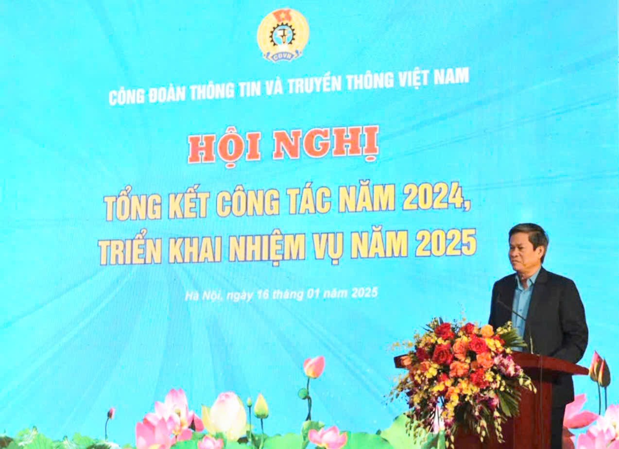 Vice President of the Vietnam General Confederation of Labor Huynh Thanh Xuan speaks at the 2024 Vietnam Information and Communications Trade Union Conference. Photo: Quynh Chi