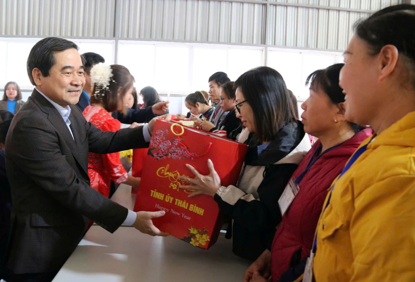 Mr. Nguyen Tien Thanh - Standing Deputy Secretary of the Provincial Party Committee, Chairman of the Provincial People's Council - presented gifts to encourage workers. Photo: Ba Manh