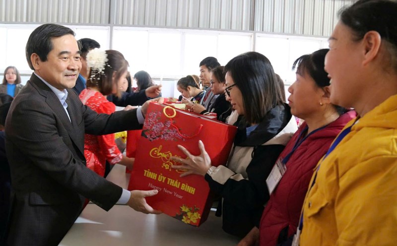 Mr. Nguyen Tien Thanh - Standing Deputy Secretary of the Provincial Party Committee, Chairman of the Provincial People's Council - presented gifts to encourage workers. Photo: Ba Manh