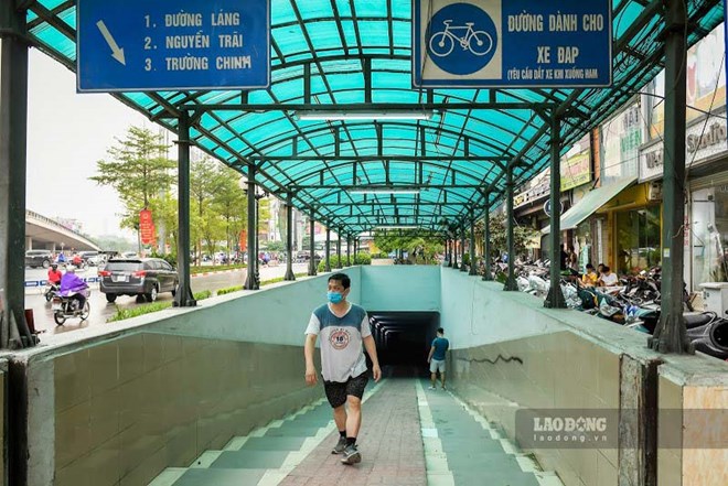 Although climbing stairs has many health benefits, some people need to be careful when doing this exercise. Photo: Tung Giang