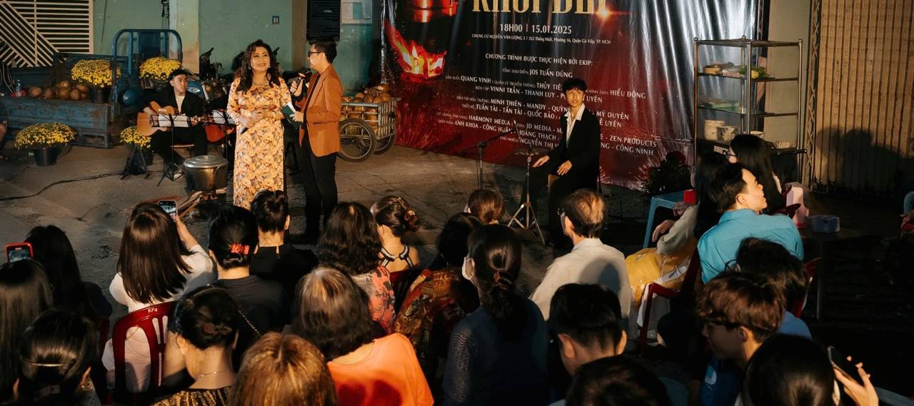 Artist Thanh Hang sings for the people. Photo: Organizing Committee.