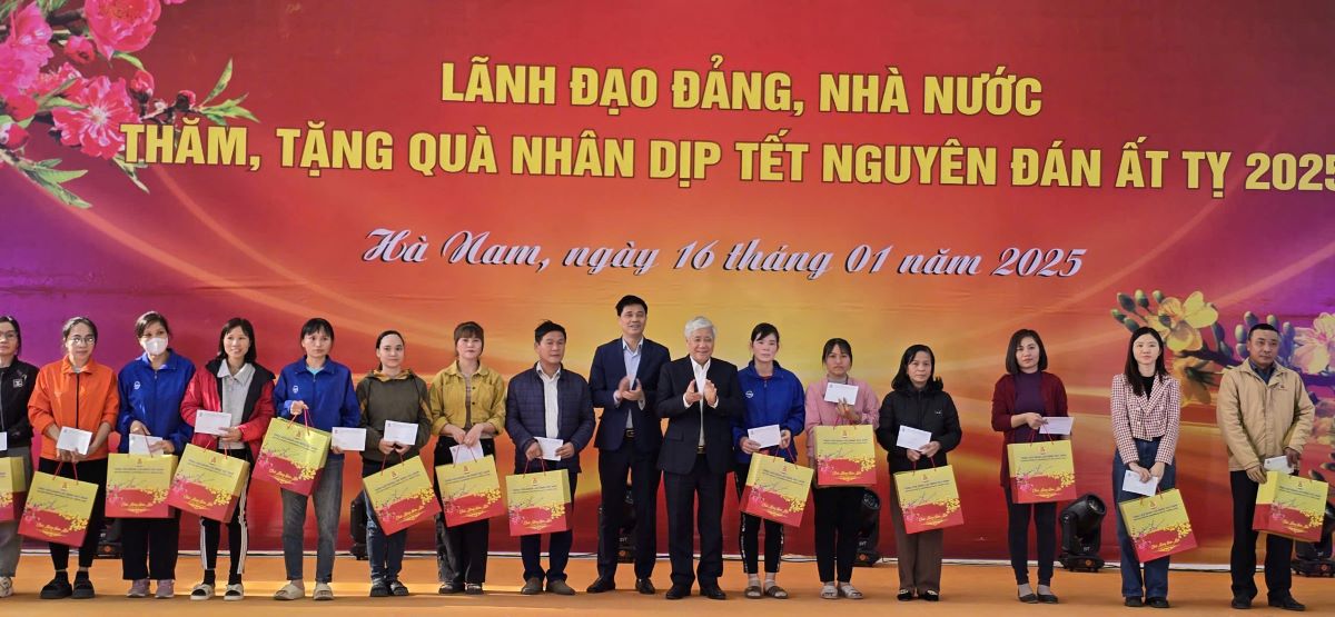 Chairman of the Central Committee of the Vietnam Fatherland Front Do Van Chien and Vice Chairman of the Vietnam General Confederation of Labor Ngo Duy Hieu presented Tet gifts to the poor, workers, and households in difficult circumstances. Photo: Nam Hong