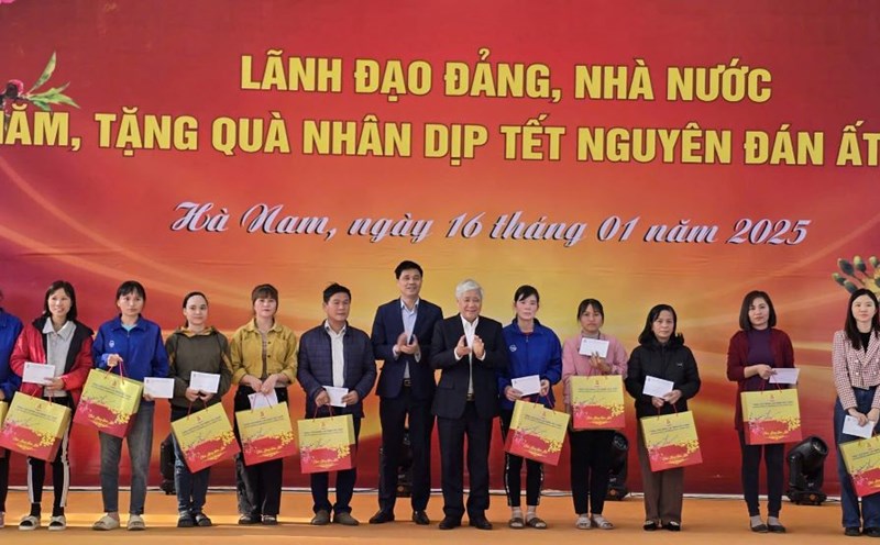 Chairman of the Central Committee of the Vietnam Fatherland Front Do Van Chien and Vice Chairman of the Vietnam General Confederation of Labor Ngo Duy Hieu presented Tet gifts to the poor, workers, and households in difficult circumstances. Photo: Nam Hong