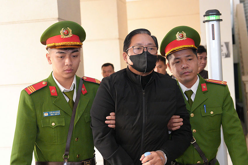 Lực lượng cảnh sát dẫn giải bị cáo Nguyễn Cao Trí vào phòng xét xử. Ảnh: Quang Việt