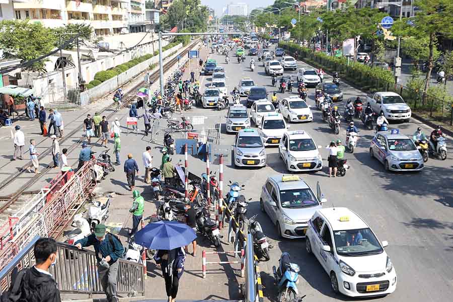 Many vehicles were fined for illegally parking on Giai Phong Street. Photo: Huu Chanh