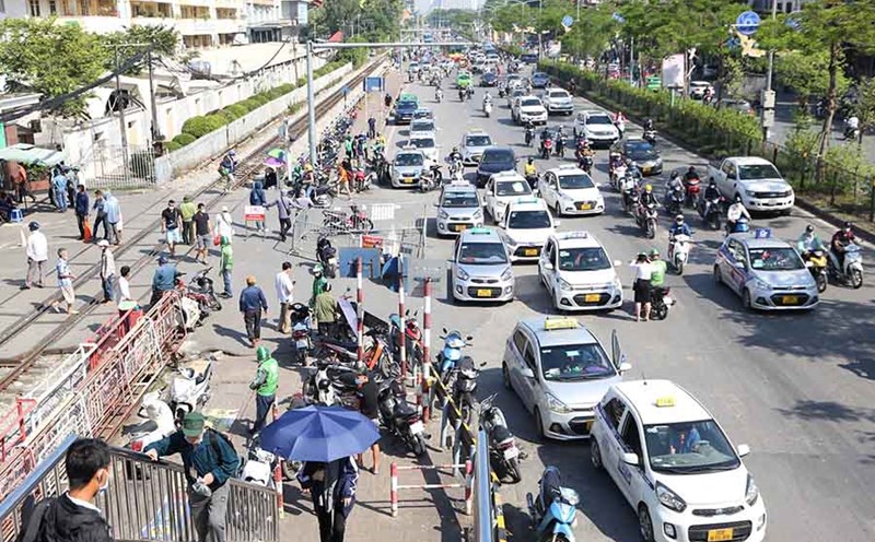 Many vehicles were fined for illegally parking on Giai Phong Street. Photo: Huu Chanh