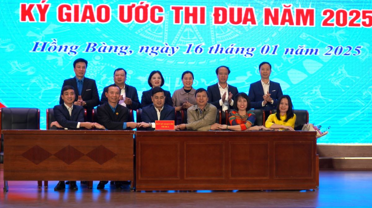 LDLD quan trien khai ki ket giao uoc thi dua thuc hien chuong trinh cong tac nam 2025. Anh: Mai Dung