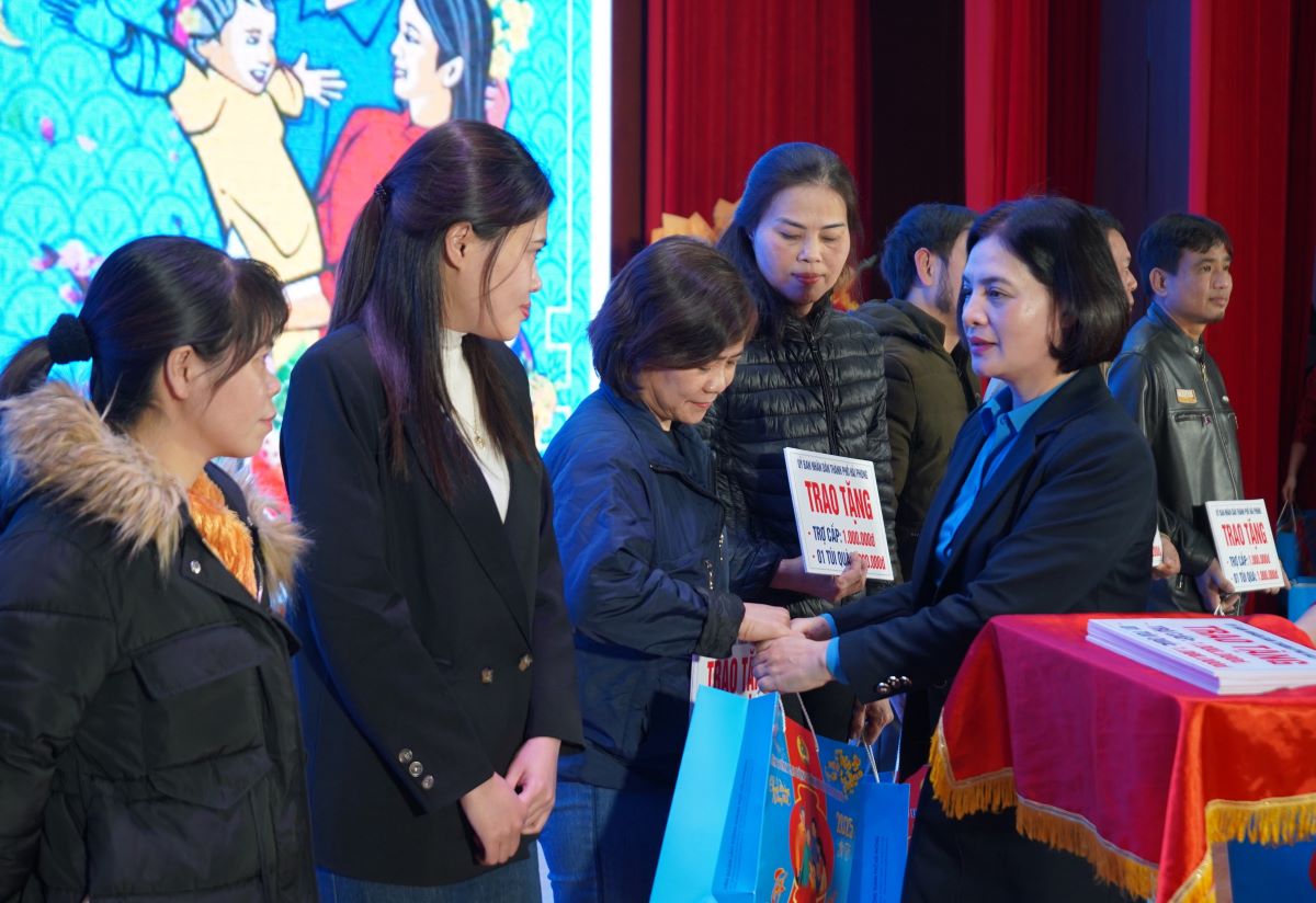 Representatives of the Hai Phong City Labor Federation presented Tet gifts to workers in Hong Bang district. Photo: Mai Dung