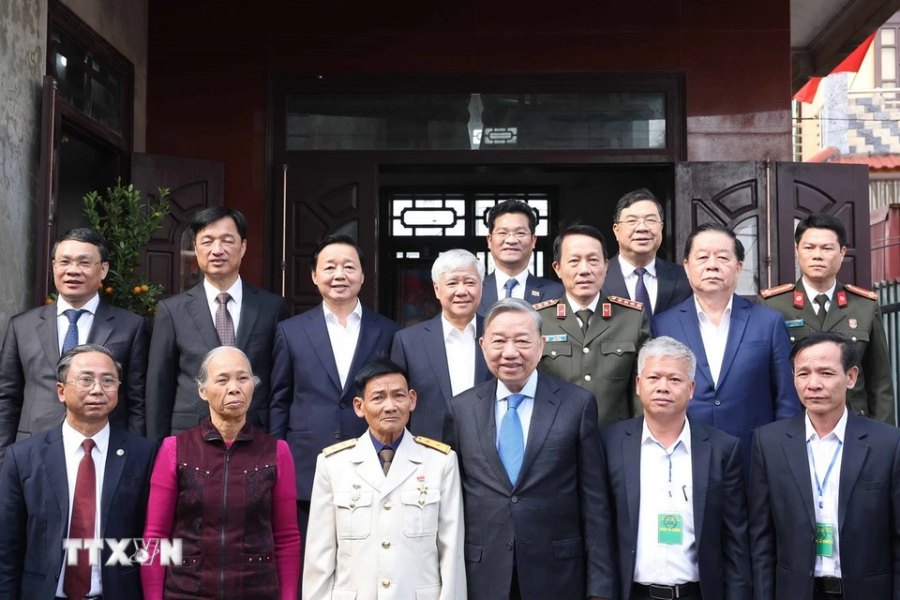 Tổng Bí thư Tô Lâm và đoàn công tác cùng với gia đình Anh hùng lực lượng vũ trang nhân dân Đinh Quốc Phòng. Ảnh: TTXVN