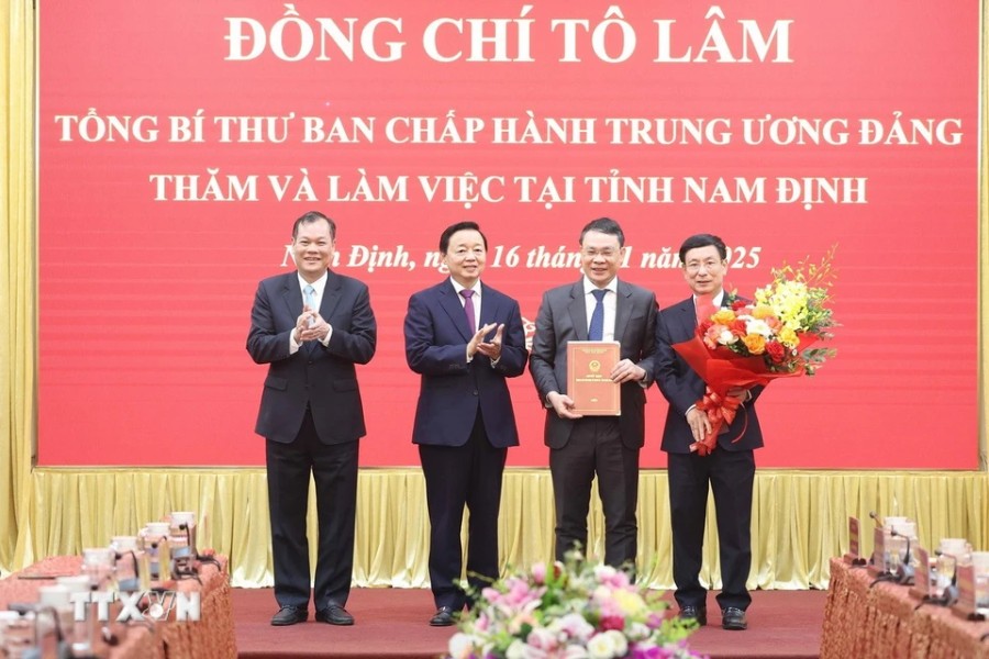 Phó Thủ tướng Trần Hồng Hà trao Quyết định thành lập Khu công nghiệp Ninh Cơ cho tỉnh Nam Định.  Ảnh: TTXVN