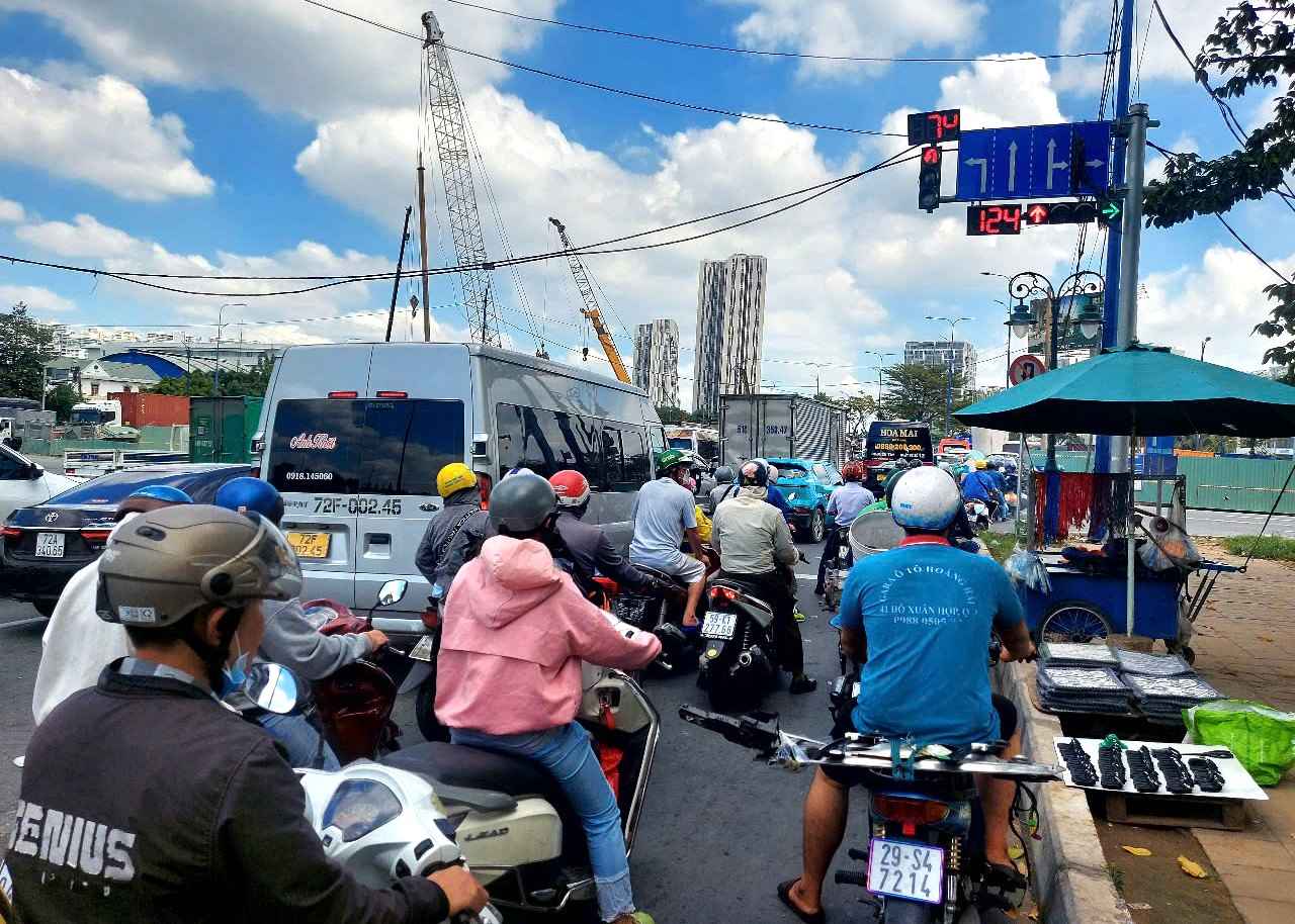 Stopping at a red light for 124 seconds at An Phu intersection (Thu Duc City, Ho Chi Minh City). Photo: Minh Quan