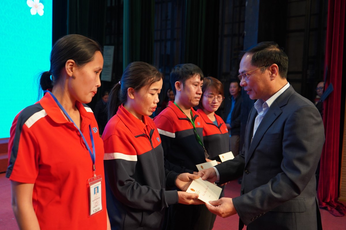Deputy Prime Minister Bui Thanh Son attended the Tet Sum Vay - Xuan Ung Party program with workers and employees of Hai Phong city. Photo: Mai Dung