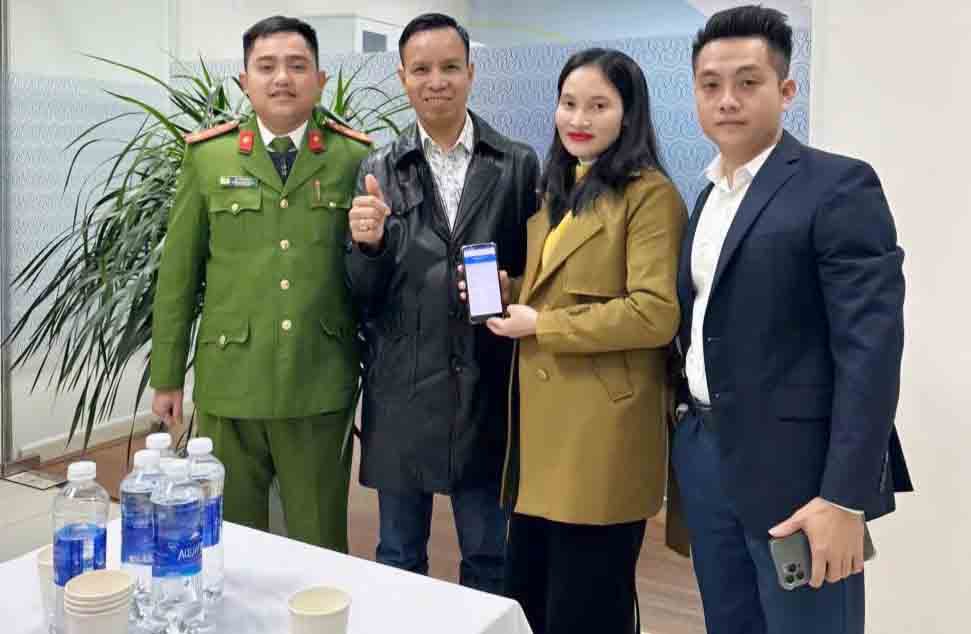 Ms. Hang transferred 300 million VND back to the person who transferred it by mistake. Photo: Ha Tinh Police.