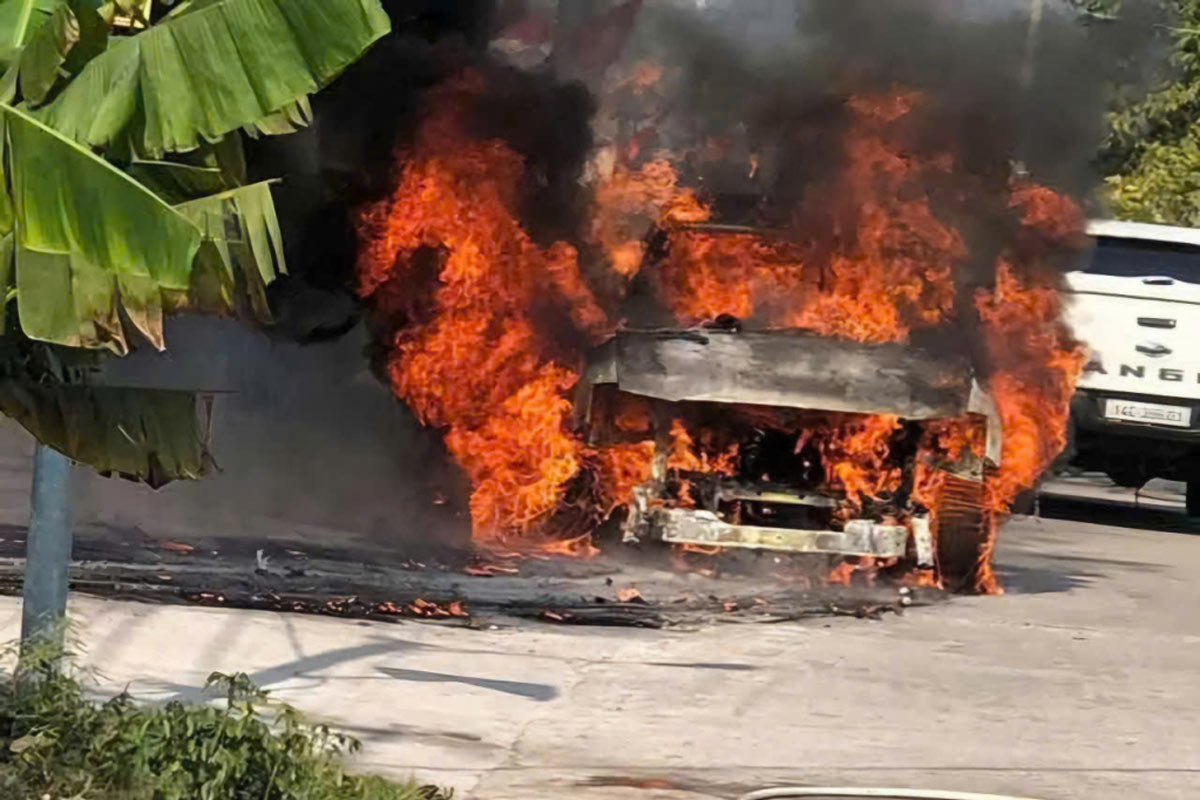 The car parked near the shop's entrance was burned down (The fire occurred in village 4, Hai Tien commune, Mong Cai city). Photo: Provided by local people
