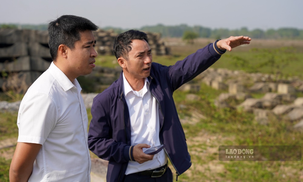 Ông Lê Ánh Hùng (phải ảnh) - Chủ tịch HĐND thị trấn Cửa Việt nói rằng, dự án treo Cụm Công nghiệp Đông Gio Linh làm mất lòng tin của người dân. Ảnh: Nguyễn Luân