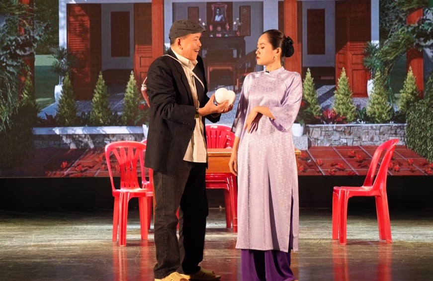 Lam Vy Da plays in the play Body of a caterpillar, soul of a butterfly. Photo: Producer.