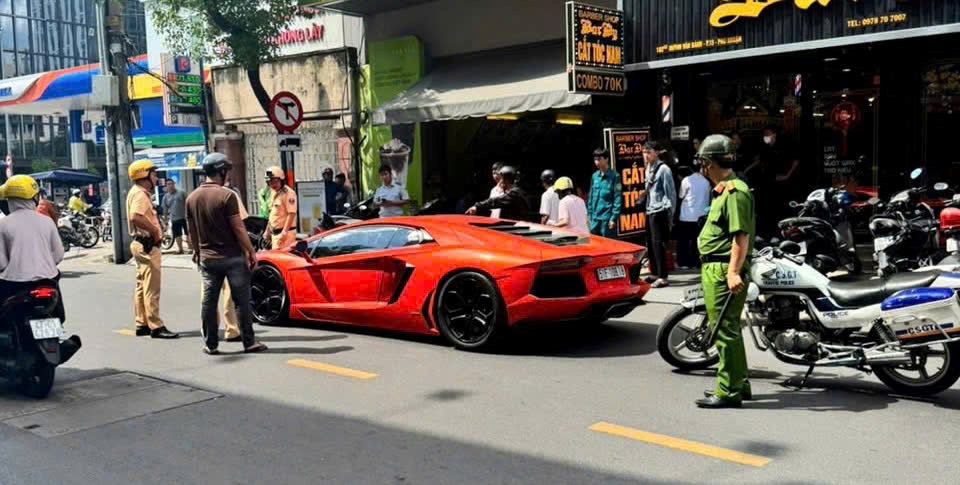 Hinh anh tai xe lai chiec sieu xe Lamborghini co bieu hien bat thuong va dung xe giua duong gay un tac giao thong tren duong Huynh Van Banh, quan Phu Nhuan. Anh: Dong Hoang