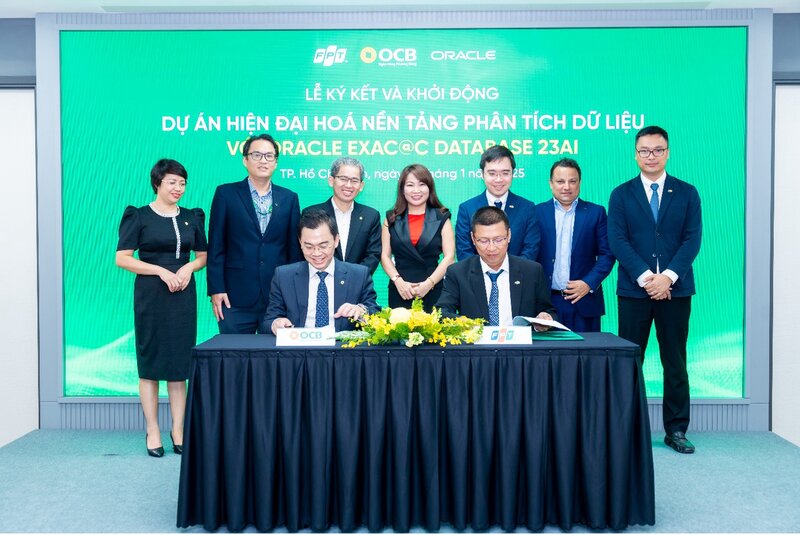 Đại diện OCB và Tập đoàn FPT cùng ký kết triển khai giải pháp Oracle Exadata Cloud at Customer. Ảnh: DN cung cấp