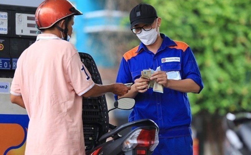 Gasoline prices increased simultaneously from 3 p.m. today, after adjustments by the Ministry of Industry and Trade - Ministry of Finance. Illustration photo: Hai Nguyen