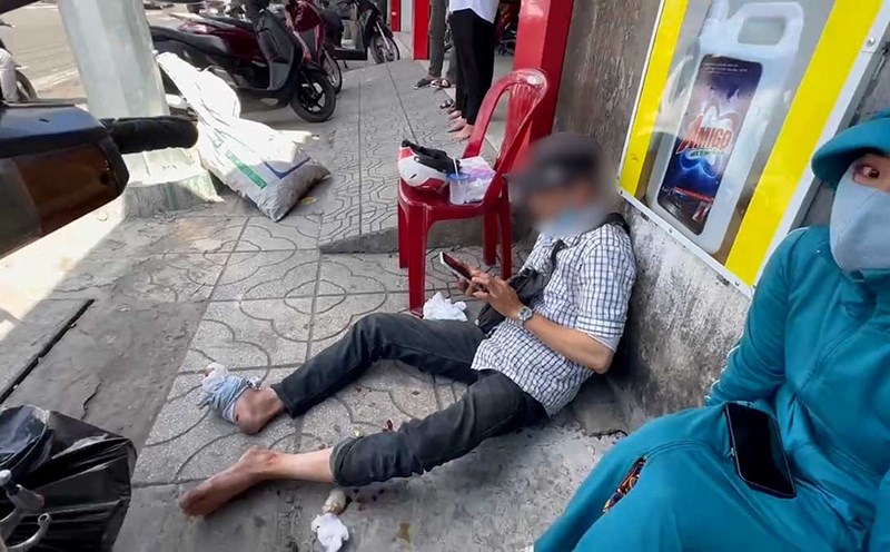 Tractor trailer accident in Ho Chi Minh City, people say it was due to sudden braking. Photo: Dong Hoang