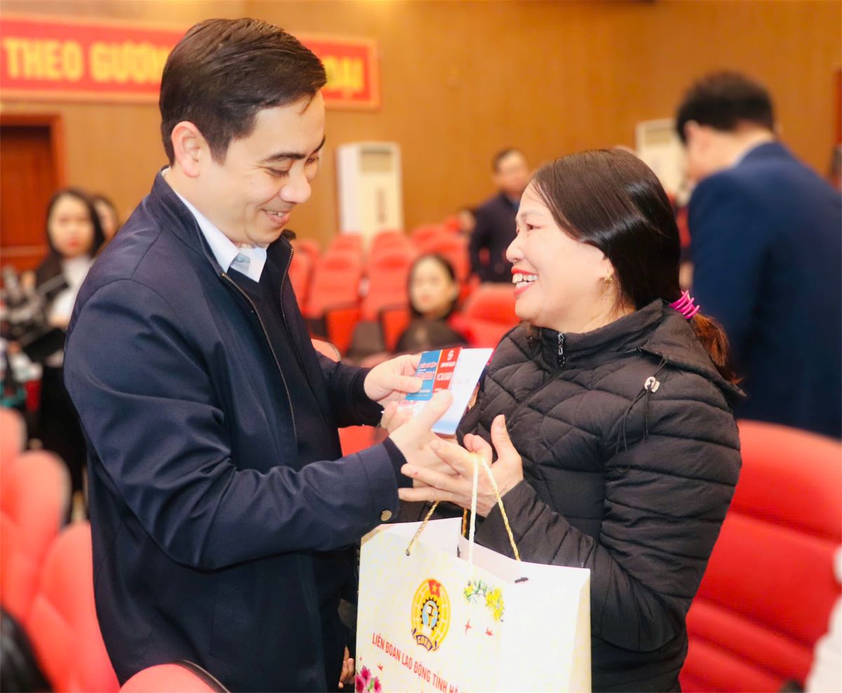 Mr. Le Thanh Dong - Provincial Party Committee Member, Secretary of Hong Linh Town Party Committee - presented gifts to union members. Photo: Quoc Cuong