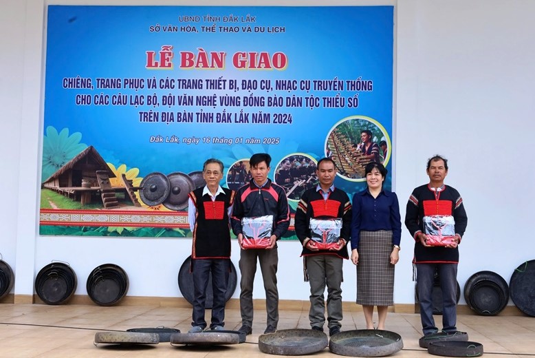 Bàn giao cồng chiêng cho các đội văn nghệ bảo tồn văn hóa