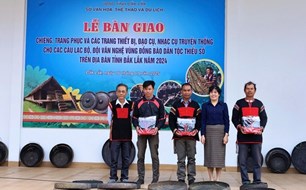 Bàn giao cồng chiêng cho các đội văn nghệ bảo tồn văn hóa