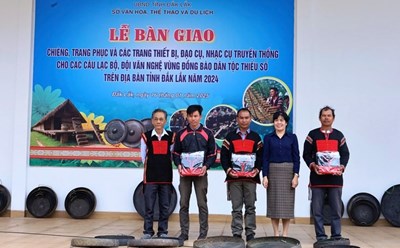 The organizing committee presented gongs, costumes and musical instruments to art troupes in Dak Lak province. Photo: Kim Bao