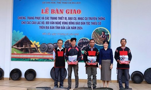 Ban tổ chức trao chiêng, trang phục và nhạc cụ cho các đội văn nghệ trên địa bàn tỉnh Đắk Lắk. Ảnh: Kim Bảo