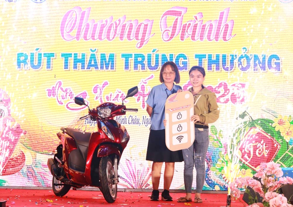 Chị Trần Ngọc Trinh, người may mắn nhận được món quà đặc biệt trong chương trình. Ảnh: Quốc Huy