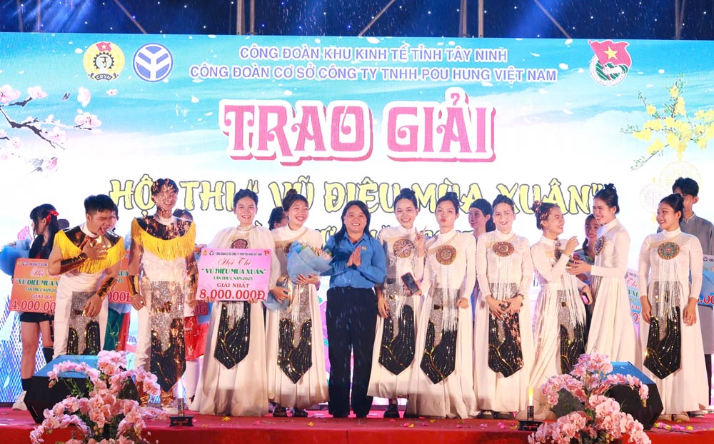 Ms. Phan Thi Hong Dao - Permanent Vice President of Tay Ninh Provincial Federation of Labor - awarded the first prize winning team of the contest. Photo: Quoc Huy