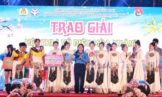 Bà Phan Thị Hồng Đào - Phó Chủ tịch Thường trực LĐLĐ tỉnh Tây Ninh - trao thưởng đến đội đạt giải nhất hội thi. Ảnh: Quốc Huy