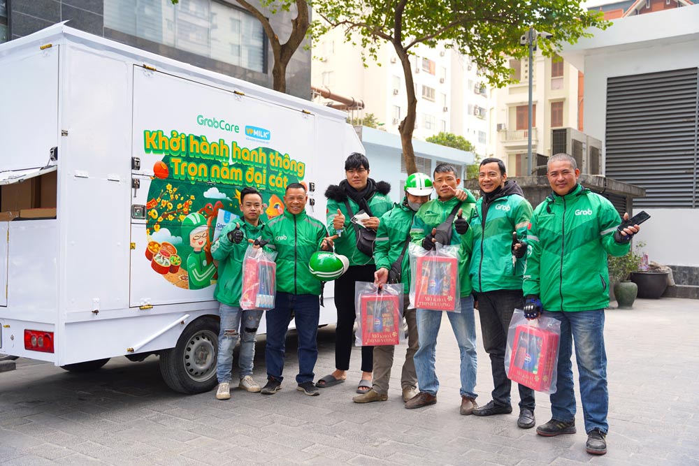 Grab's surprise ride carried many Tet gifts for lucky driver partners. Photo: Provided by DN