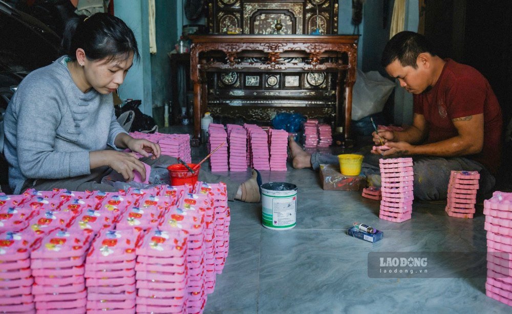 Can ke ngay dua ong Tao ve troi, hai vo chong anh Vo Van Hai (lang Dia Linh) van dang miet mai son ve, dong thung cho nhung tuong Tao, nhung don hang cuoi cung cua dip nay.