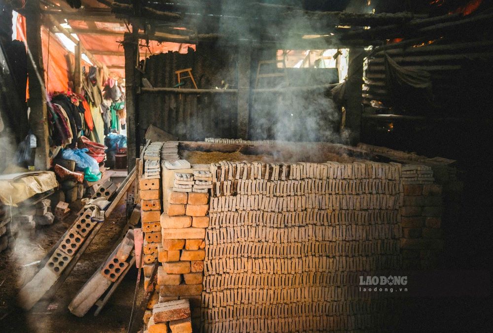 Khi tuong da kho cung, chung duoc xep vao lo nung. Trong lo, nguoi tho dot trau va chem vun gach nho giua cac tuong de tao khoang cach, dam bao tuong khong bi vo trong qua trinh nung. Qua trinh nung keo dai khoang mot ngay mot dem.