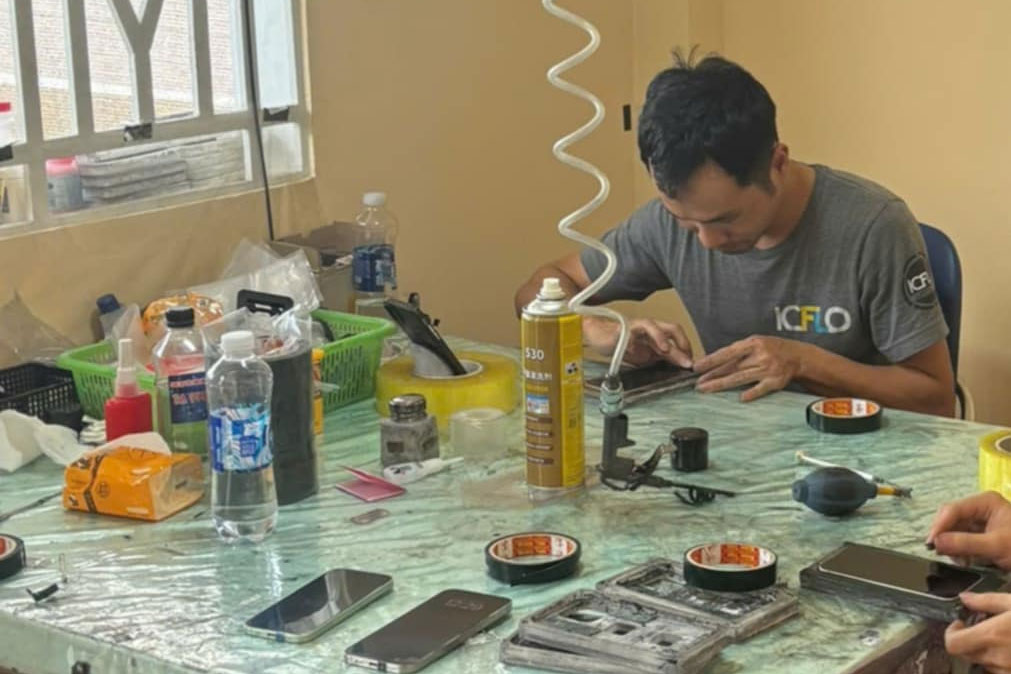 Are hourly-paid workers required to pay compulsory social insurance or not based on the 2019 Labor Code? Photo: Manh Tien