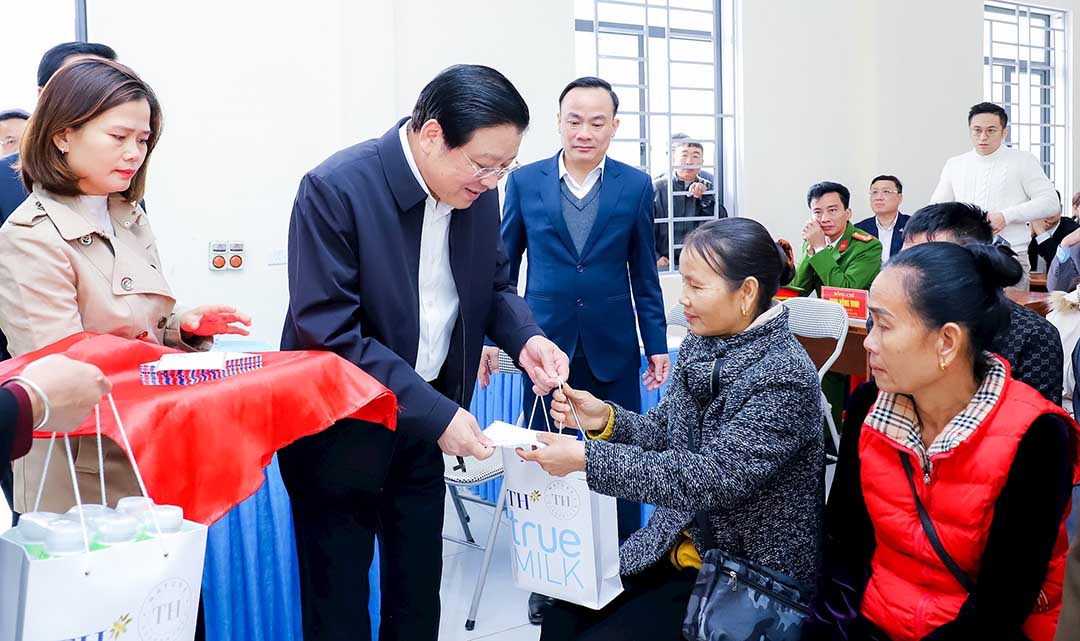 Party Central Committee Secretary, Head of the Central Internal Affairs Commission Phan Dinh Trac presents Tet gifts to poor, near-poor and extremely disadvantaged households in Luong Minh commune, Tuong Duong district. Photo: Pham Bang