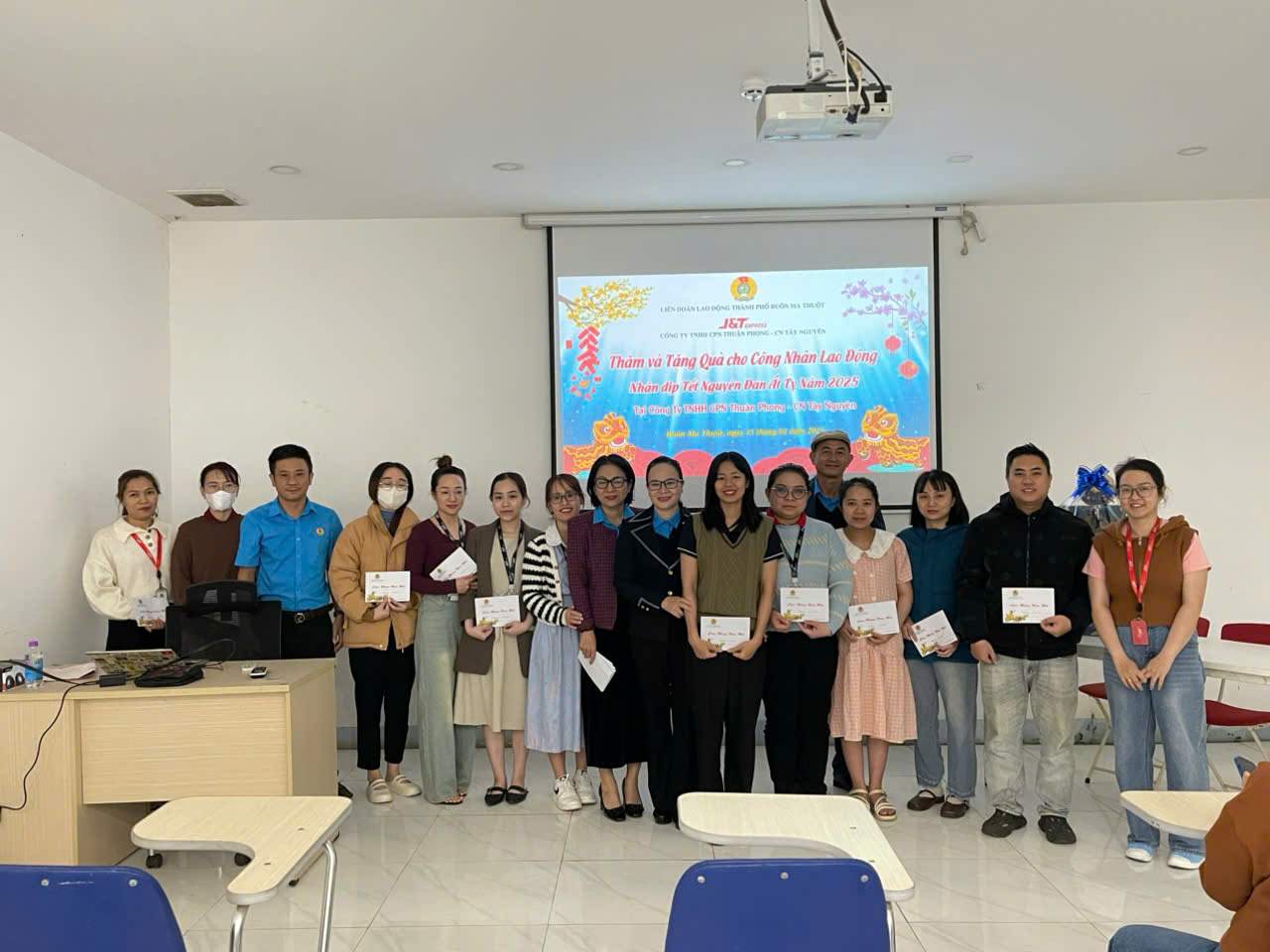 Leaders of Buon Ma Thuot City Labor Federation present Tet gifts to union members and workers in the area. Photo: Huong Giang
