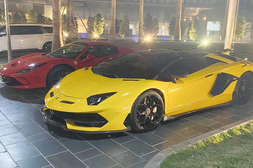 A fleet of supercars worth nearly 200 billion VND gathered at a hotel in Hanoi attracts attention. Photo: Thong Nguyen